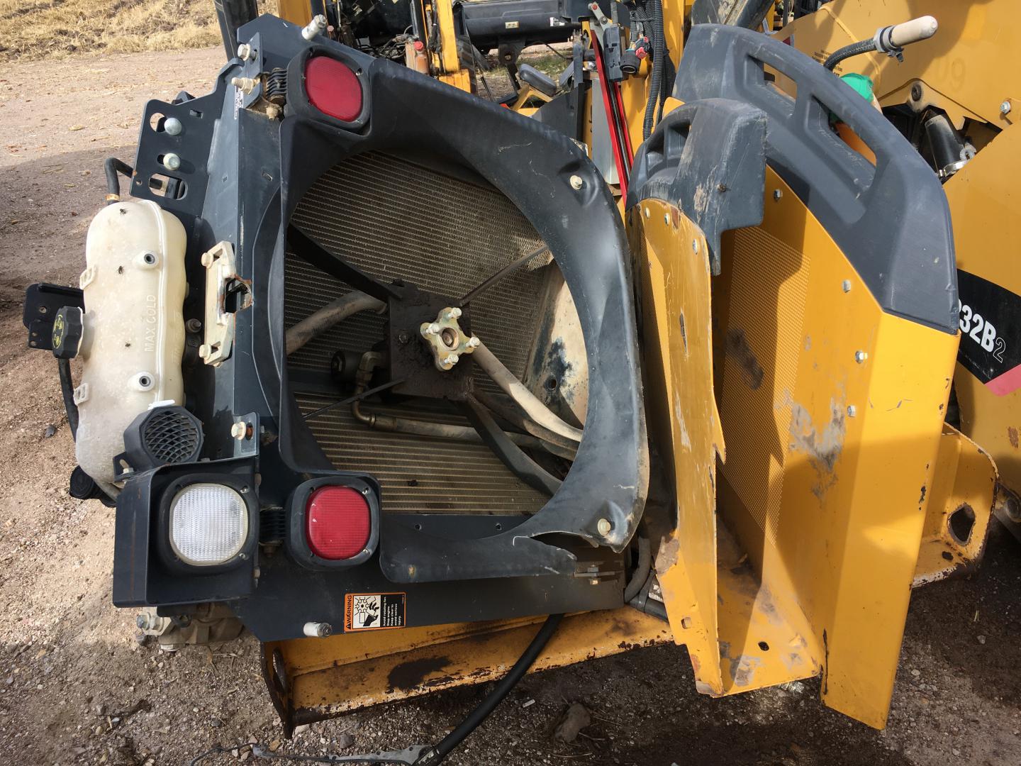 ./imagenes/INVOICE/2019/14662/MINICARGADOR JOHN DEERE 323E (3).JPG